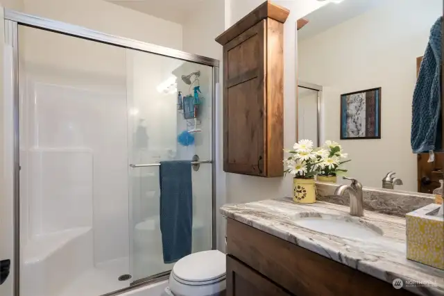 Second bathroom between the bedrooms