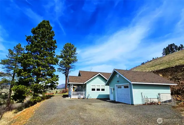 This charming newer build home nestles high on the hills that overlook beautiful Swauk Valley off Bettas Road in Cle Elum. Enjoy amazing sunrises and sunsets while hanging loose on your covered front porch deck. This home would be the perfect getaway from the hustle and bustle of city life. You feel so far out, yet only minutes to Cle Elum or Ellensburg.
