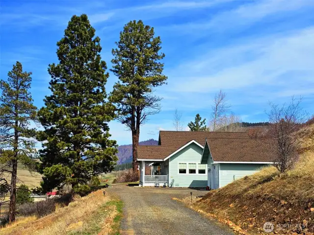 This would be the perfect weekend getaway, VRBO or full time residence...come live on the sunny side of the mountains!