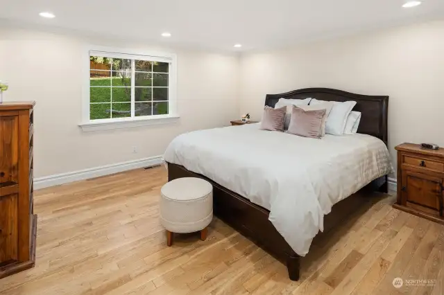 Spacious primary room with view of backyard