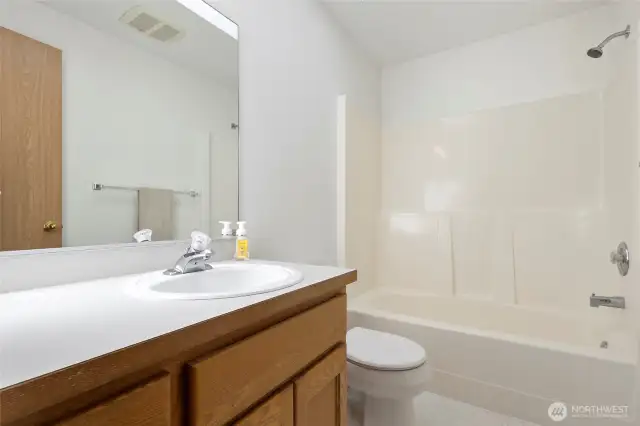 Upstairs guest full bathroom.