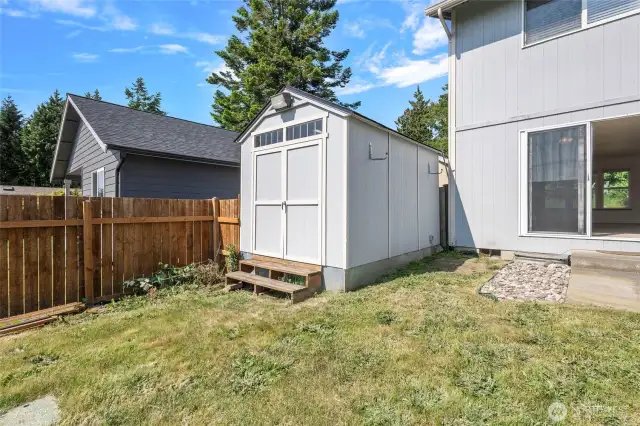 Rear facing shed in the backyard.
