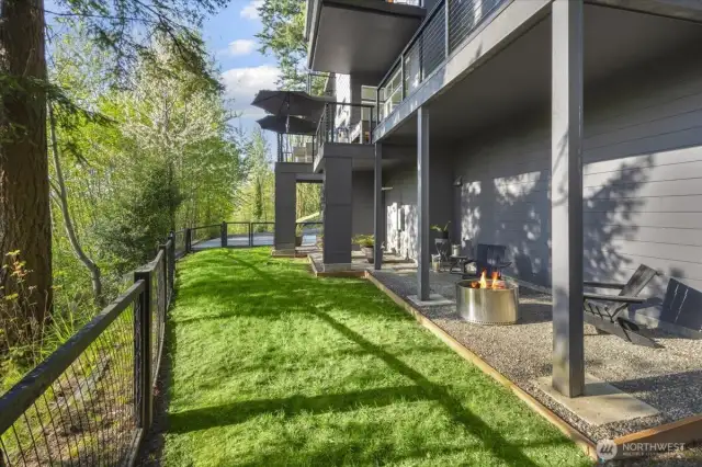 Side Yard Fenced In