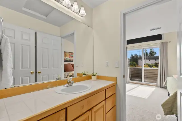 Primary/shared bath