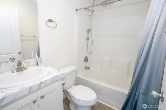 Well-appointed full guest bathroom.