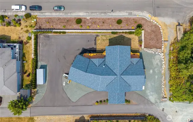 Spacious double-lot with plenty of parking space for guests.