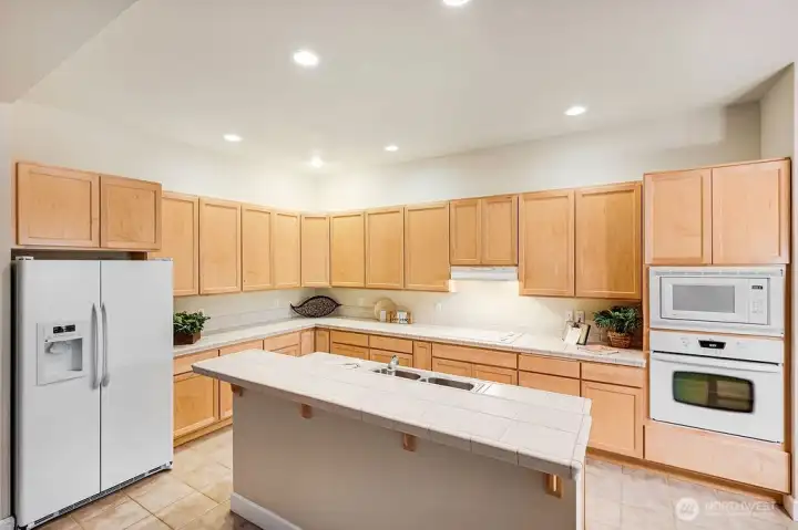 Bright, spacious, and thoughtfully laid out, this kitchen makes every meal prep or gathering a true pleasure.