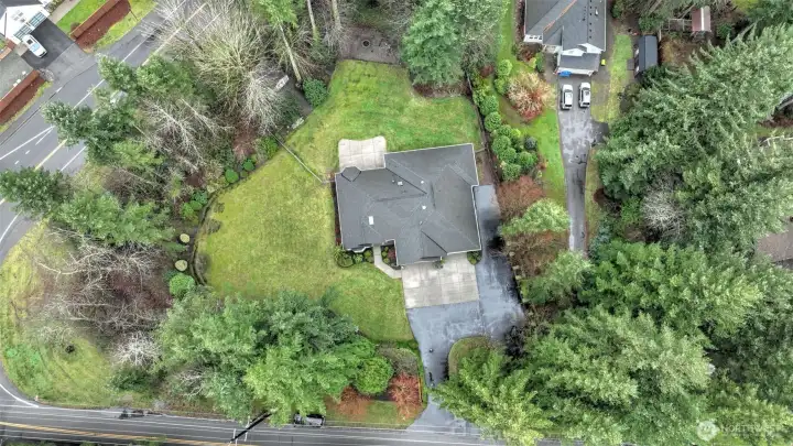 Level 1 -acre lot with lovely treed perimeter - Your oasis in the heart of North Bend.