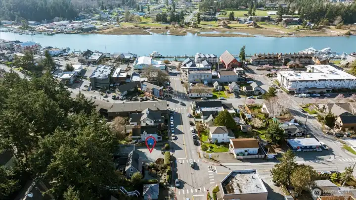 Living here means being just moments from the waterfront, where cafés, galleries, and restaurants line the streets of this beloved coastal village.