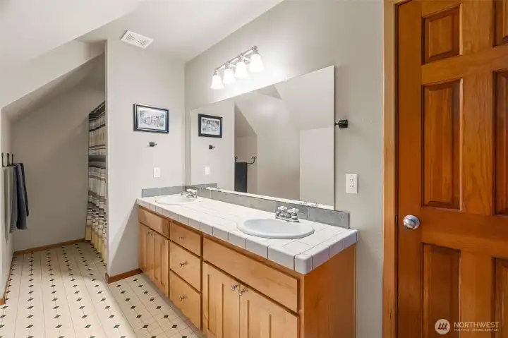 Upper full bath with dual vanities