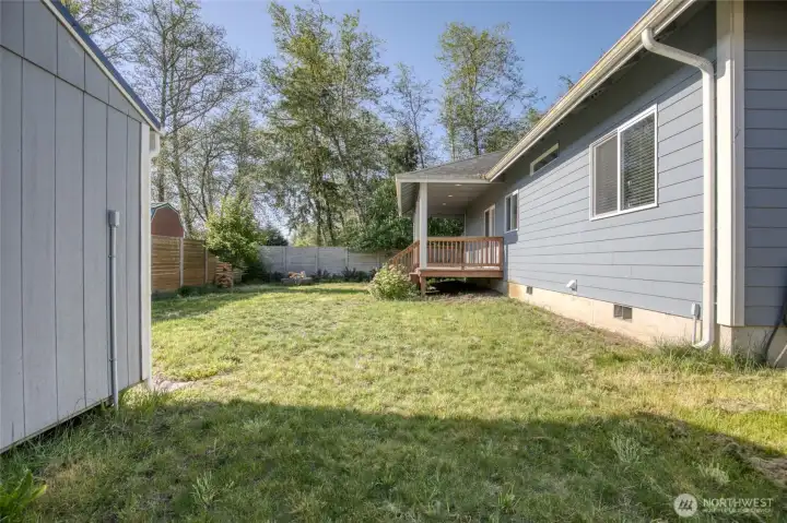 Outbuilding and large private backyard