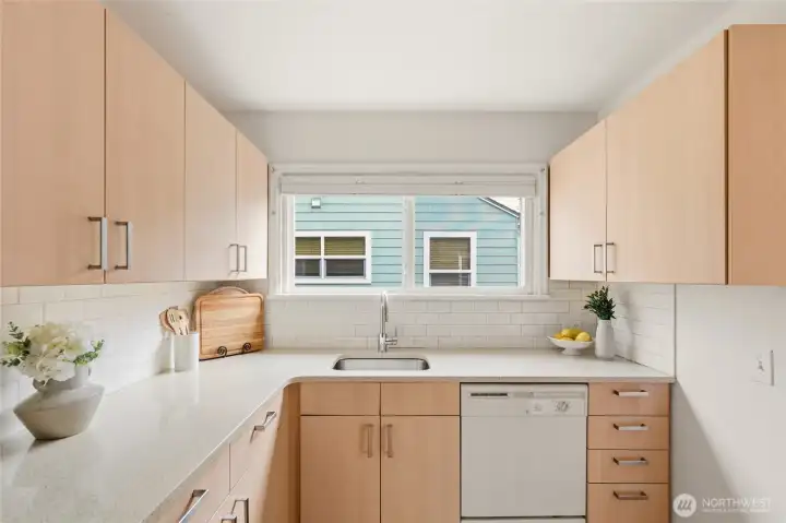 Kitchen (upper unit)