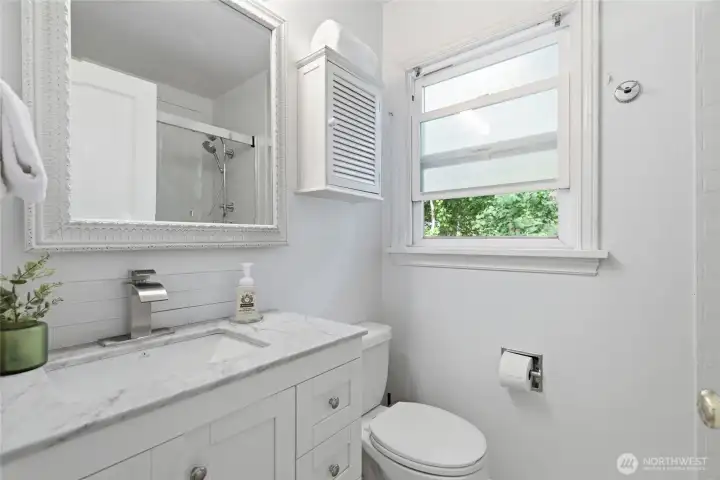 Bathroom (upper unit)
