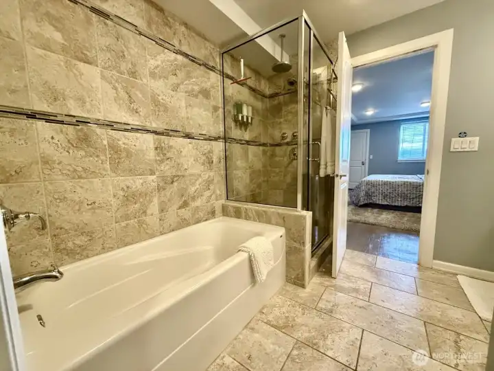 Unit B primary full bath