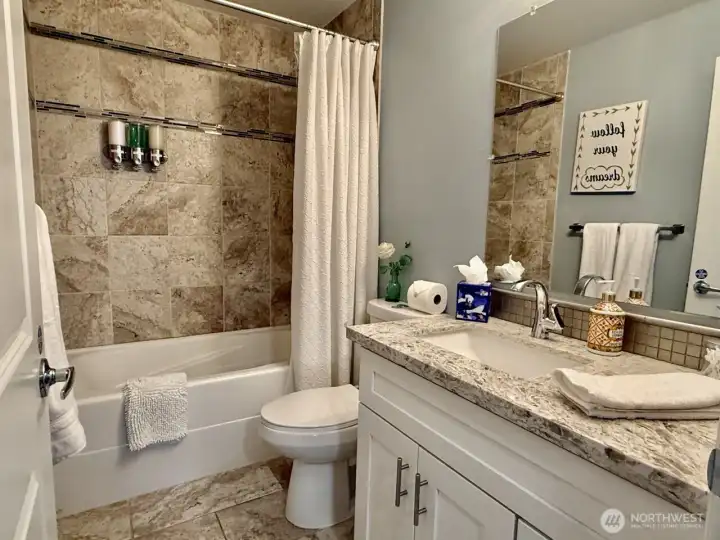 Unit B second en suite bath