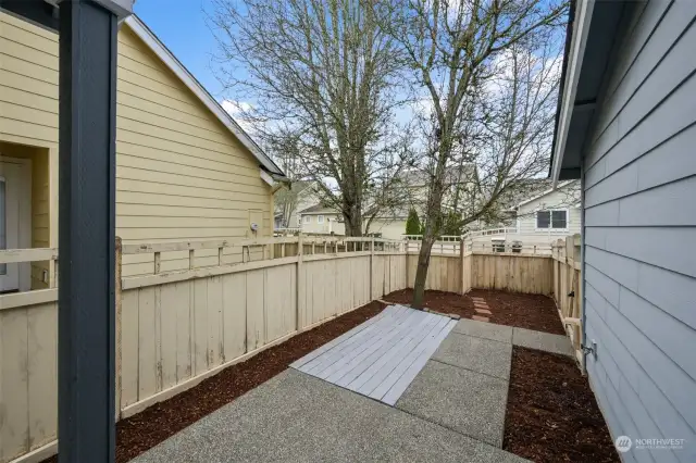 Low maintenance, fully fenced back yard