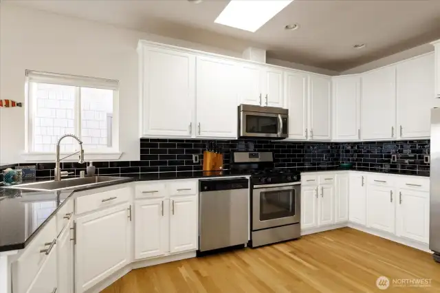 You'll like cooking up a storm while you watch the waves lap the shore.