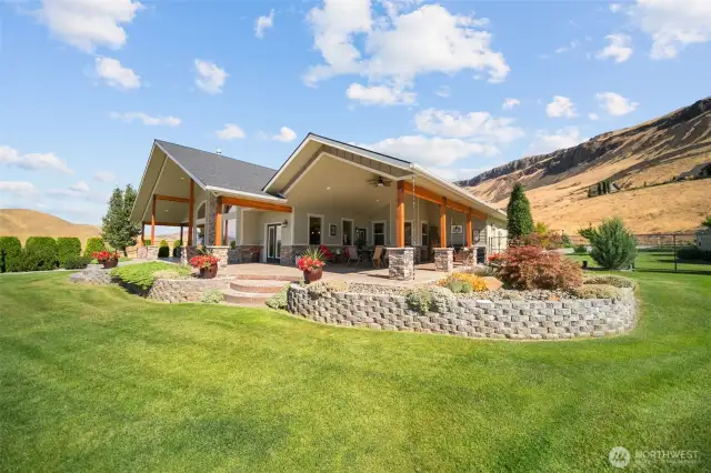 Well maintained yard and landscaping.