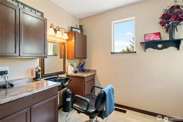 "Salon" area with an exterior door for private entry.