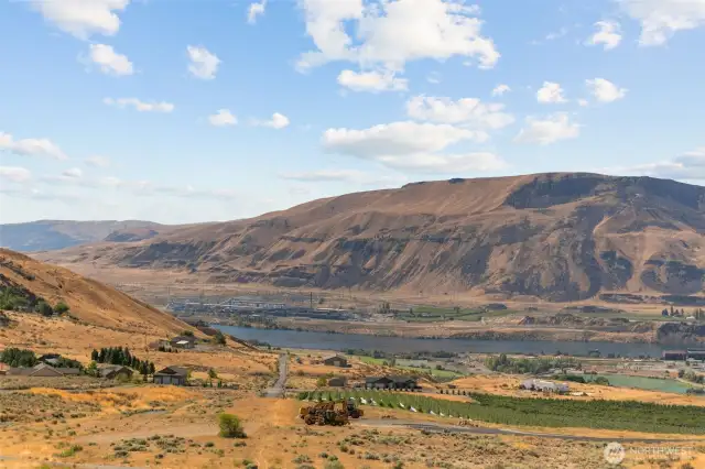 Amazing Columbia River and mountain views.