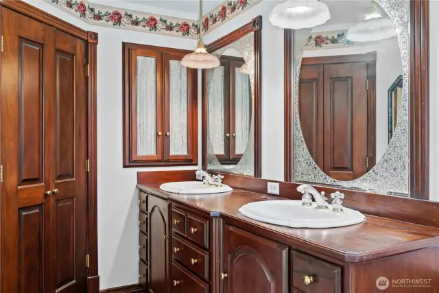 Double sinks and walk in closet