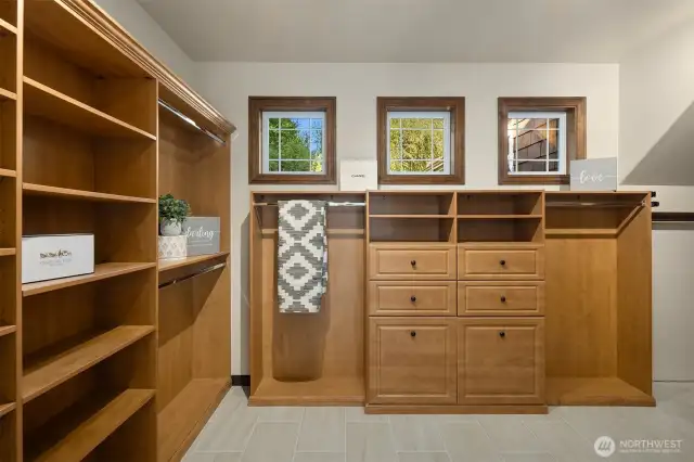 Built in closet with Luggage storage~