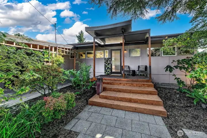 Inviting entrance to 123 N 40th Street
