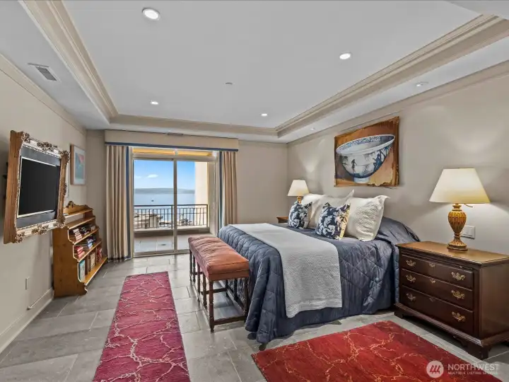 Enjoy coffee in bed with wonderful views of the lake and skyline.