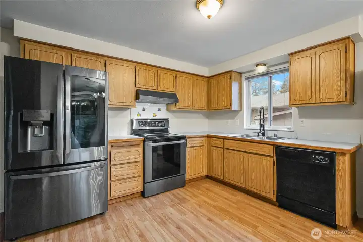 Large kitchen with full upscale appliances