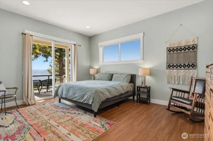 Primary Ensuite located on the main floor