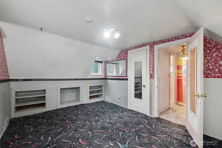 Upstairs bedroom.