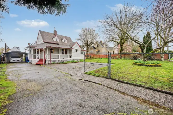 Detached 1 car garage.