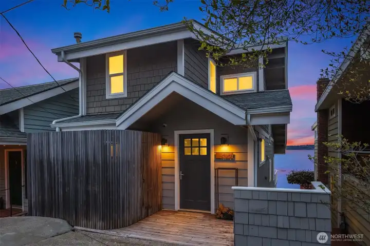 From the street (which is quiet as a dead end), traditional Pacific Northwest charm...