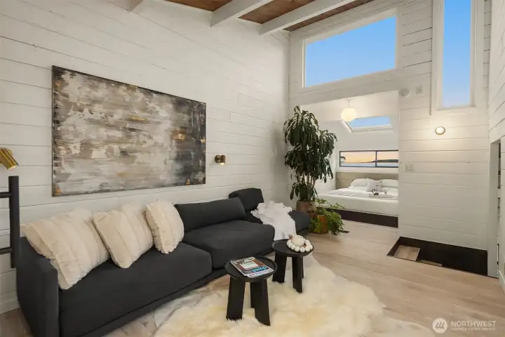 The sleeping alcove: open the window right above your head to fall asleep with the gentle sound of the water while watching stars from the window up above. A special, soothing experience.