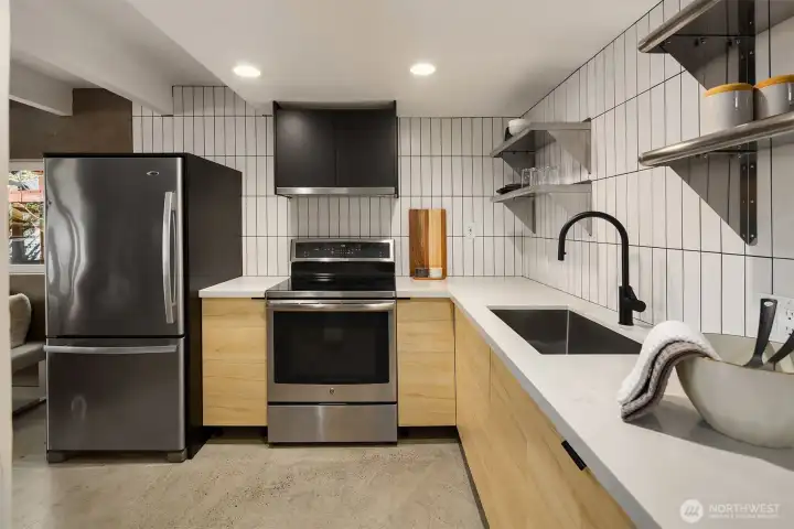 Ample counter & cabinet space