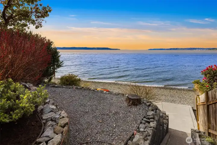 Layered grounds and patios all perfectly usable: a rare feature along the shoreline.