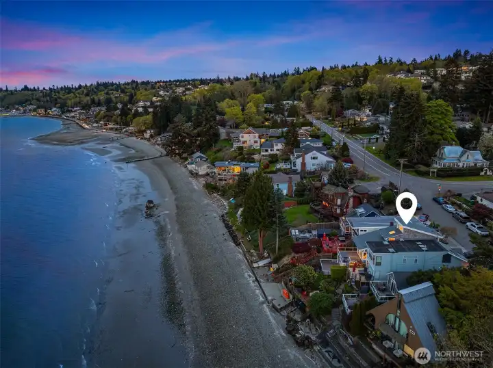 North perspective towards Redondo boardwalk: steps away to your morning coffee.