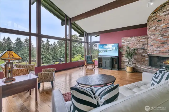 Vaulted ceilings with spectacular golf course views.