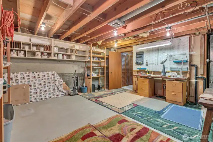 Extra Room in the basement, use as hobby room, workshop or storage!