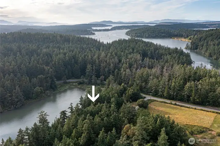 Conveniently located near Mitchell Bay with easy access to boating, Roche Harbor Resort, English Camp, and surrounding island amenities.