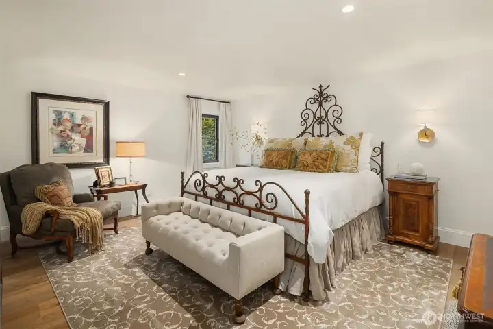 Guest room with en-suite could be used as a second primary.