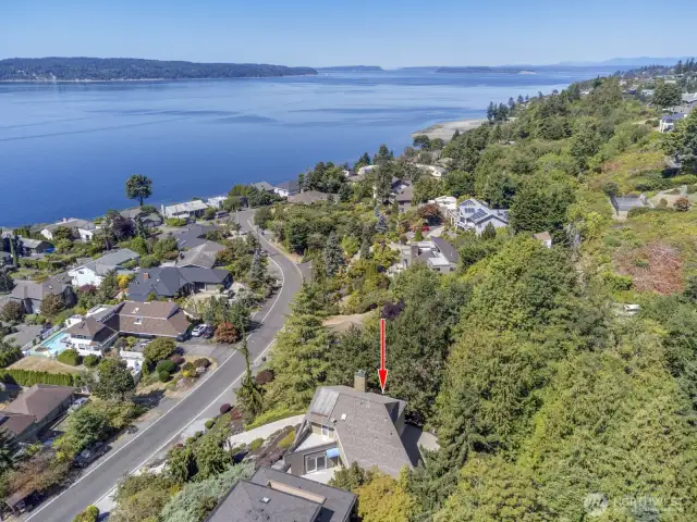 To the north is the Mukilteo-Clinton ferry, Saratoga Passage and Hat Island. Note that there are no neighbors behind looking into you.