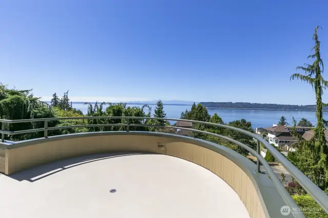 Located out from the living room you get to enjoy wonderful views.