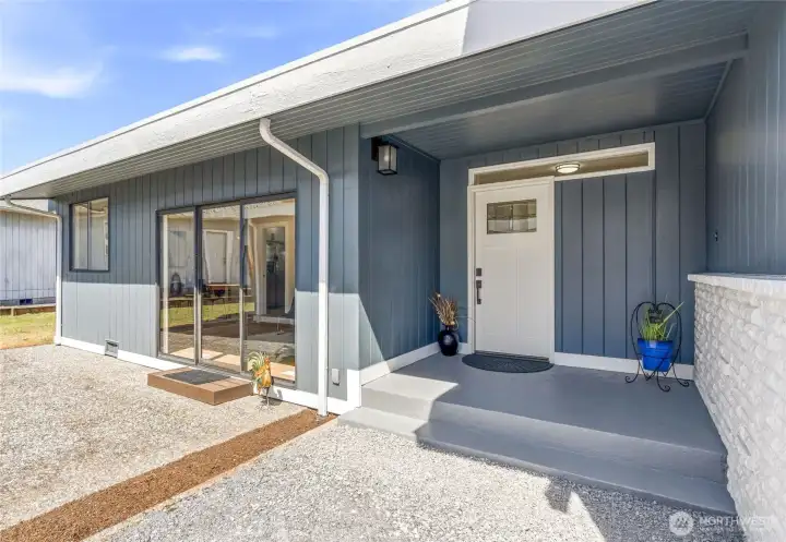 This home has it all, fresh paint inside and out. Newer roof. All new doors. This home has it all, fresh paint inside and out. Newer roof. All new doors.