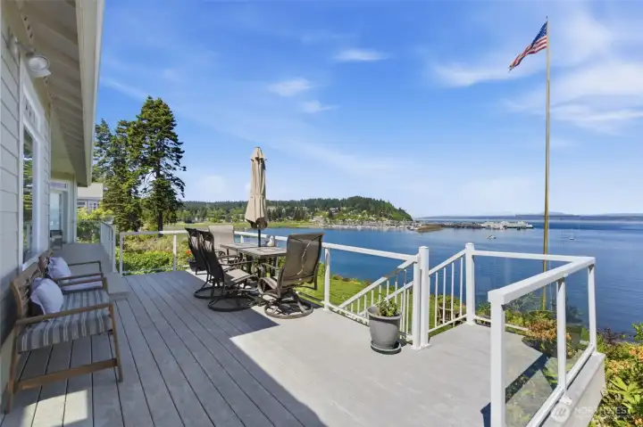 MAIN HOUSE entertainment deck.