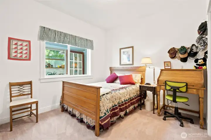 MAIN HOUSE - guest bedroom