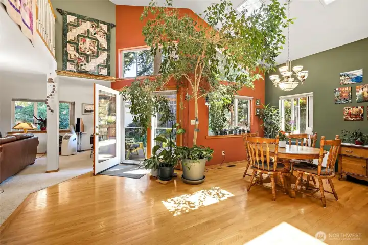 Dining Room Connects to Living Room Dining Room Connects to Living Room