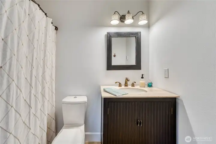 Ensuite bath in the junior suite.
