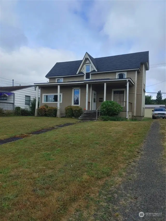 Convenient driveway on side of property