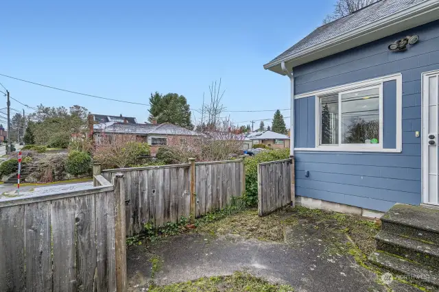 Front yard and entrance.